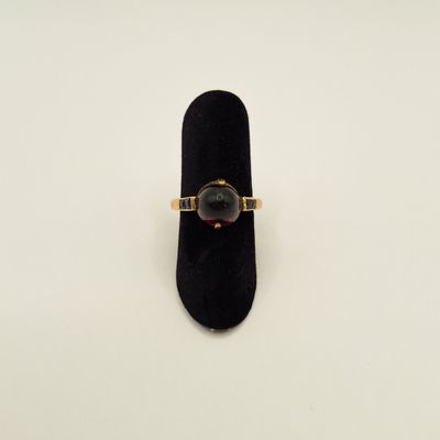 Gros plan sur une bague ornée d'une pierre noire