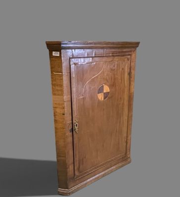 une armoire en bois munie d'une porte sur le dessus