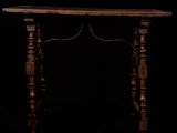 une vieille table en bois avec des pieds tournés et un plateau en bois