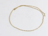 un bracelet en chaîne en or sur fond blanc