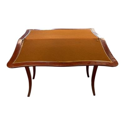une photo d'une table avec un plateau en cuir et des pieds en bois