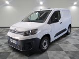 la camionnette blanche est garée sur le sol en damier d'une pièce