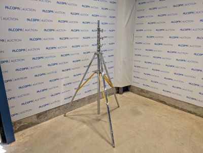 un trépied dans un coin d'une pièce, avec un mur derrière lui