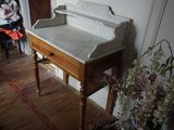un bureau en bois avec un plateau en marbre dans un salon