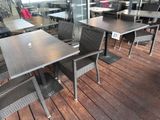 de nombreuses tables et chaises sur la terrasse d'un restaurant