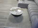 un canapé et une table basse dans un salon
