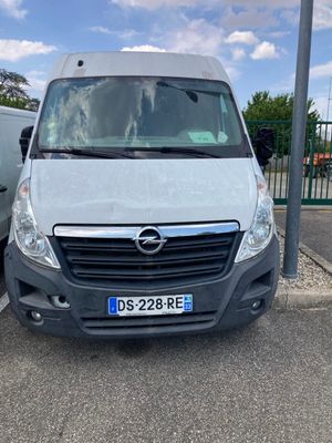 La camionnette blanche est garée sur le parking, à côté d'une autre camionnette blanche.