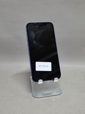 un téléphone posé sur un support, sur une table