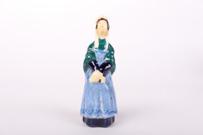 une figurine de femme en robe bleue