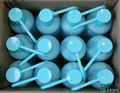 une boîte remplie de verres en plastique bleus et de pailles