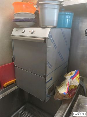 une photo d'une cuisine équipée d'un lave-linge et d'un lave-vaisselle