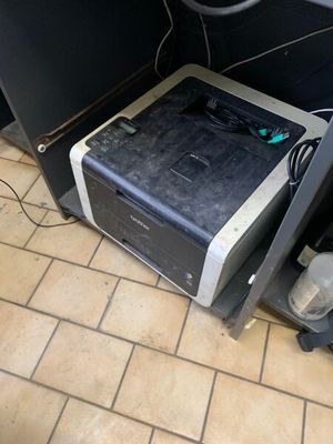 un micro-ondes posé à côté d'un four à micro-ondes, sur un sol carrelé