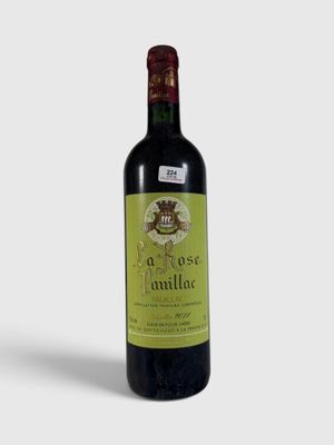 une bouteille de vin posée sur une table
