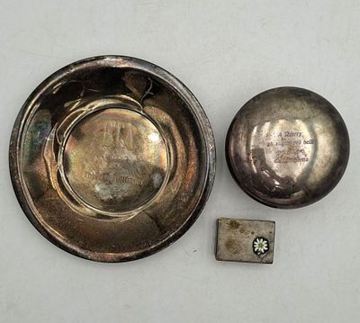 une image représentant une assiette en argent et un petit objet métallique