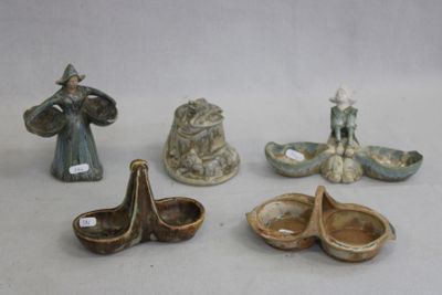 un grand nombre de petites figurines posées sur une table