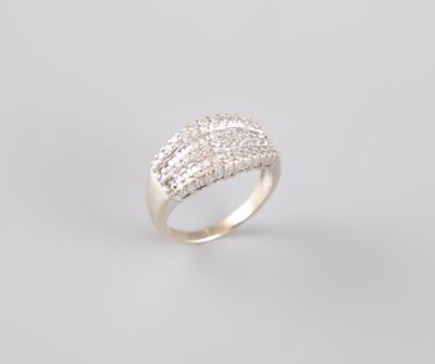 une bague en or blanc sertie de diamants sur fond gris