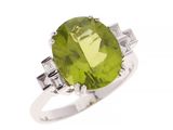 une bague ovale sertie d'un péridot et de diamants