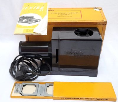 une machine noire et jaune sur laquelle est posée une boîte