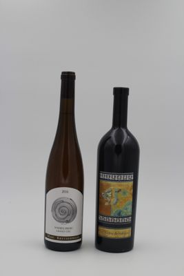 deux bouteilles de vin posées l'une à côté de l'autre sur une table