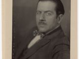 portrait d'un homme en costume et nœud papillon posant pour une photo