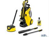 un bidon jaune et noir contenant des produits de nettoyage, sur fond blanc