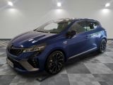une voiture bleue garée sur le sol en damier d'un garage