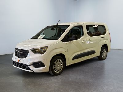 La petite camionnette blanche est garée dans une grande pièce.