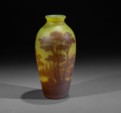 un vase jaune orné d'une image représentant un arbre