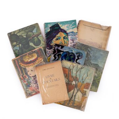de nombreux livres posés sur une surface blanche