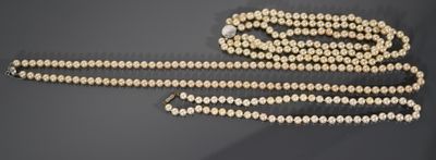 Ensemble de 3 colliers de perles comprenant :