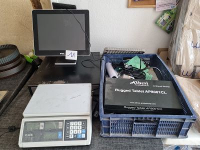 une table sur laquelle se trouvent un écran et un ordinateur portable