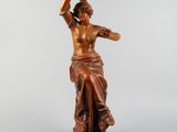 une image représentant une statue d'une femme tenant un oiseau dans la main