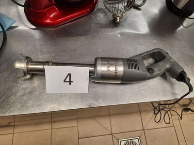 une photo d'une perceuse sans fil posée sur une table