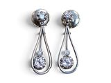 une paire de boucles d'oreilles ornées de diamants sur fond blanc