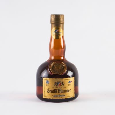 une bouteille de brandy posée sur une table
