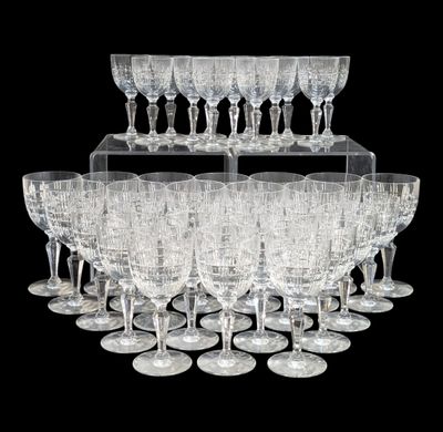 un grand nombre de verres à vin posés sur une table