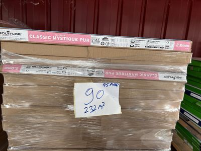 une pile de livres posée sur un tas de cartons