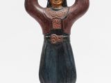 figurine en bois représentant un homme tenant un bateau sur la tête