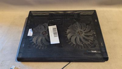 un ordinateur portable noir sur lequel est posé un ventilateur