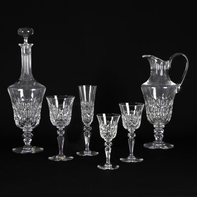 un groupe de verres à vin et une carafe sur une table