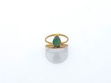 une bague en or avec une pierre verte au centre