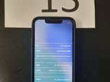 Un iPhone est posé sur une table à côté d'un panneau sur lequel figure le chiffre treize.