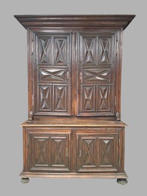 un vieux meuble en bois avec deux portes et deux tiroirs