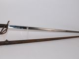 une vieille dague et un couteau sont posés sur une surface blanche