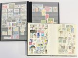 un livre dont les pages sont ornées de timbres et un livre dont les pages sont ornées de timbres
