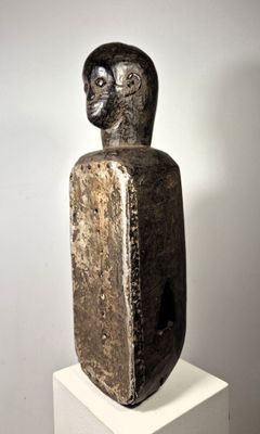 statue d'un homme sur un socle, avec un fond blanc
