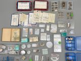 une table sur laquelle se trouvent de nombreux objets différents