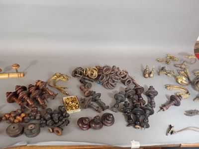 un grand nombre d'objets posés sur une table