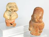 deux œuvres d'art posées sur une vitrine transparente