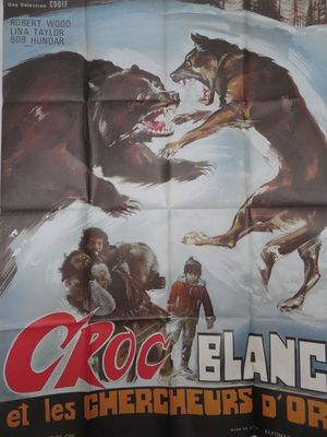 Affiche française du film « Crocs blancs », mettant en scène un chien attaquant un homme armé d'un pistolet